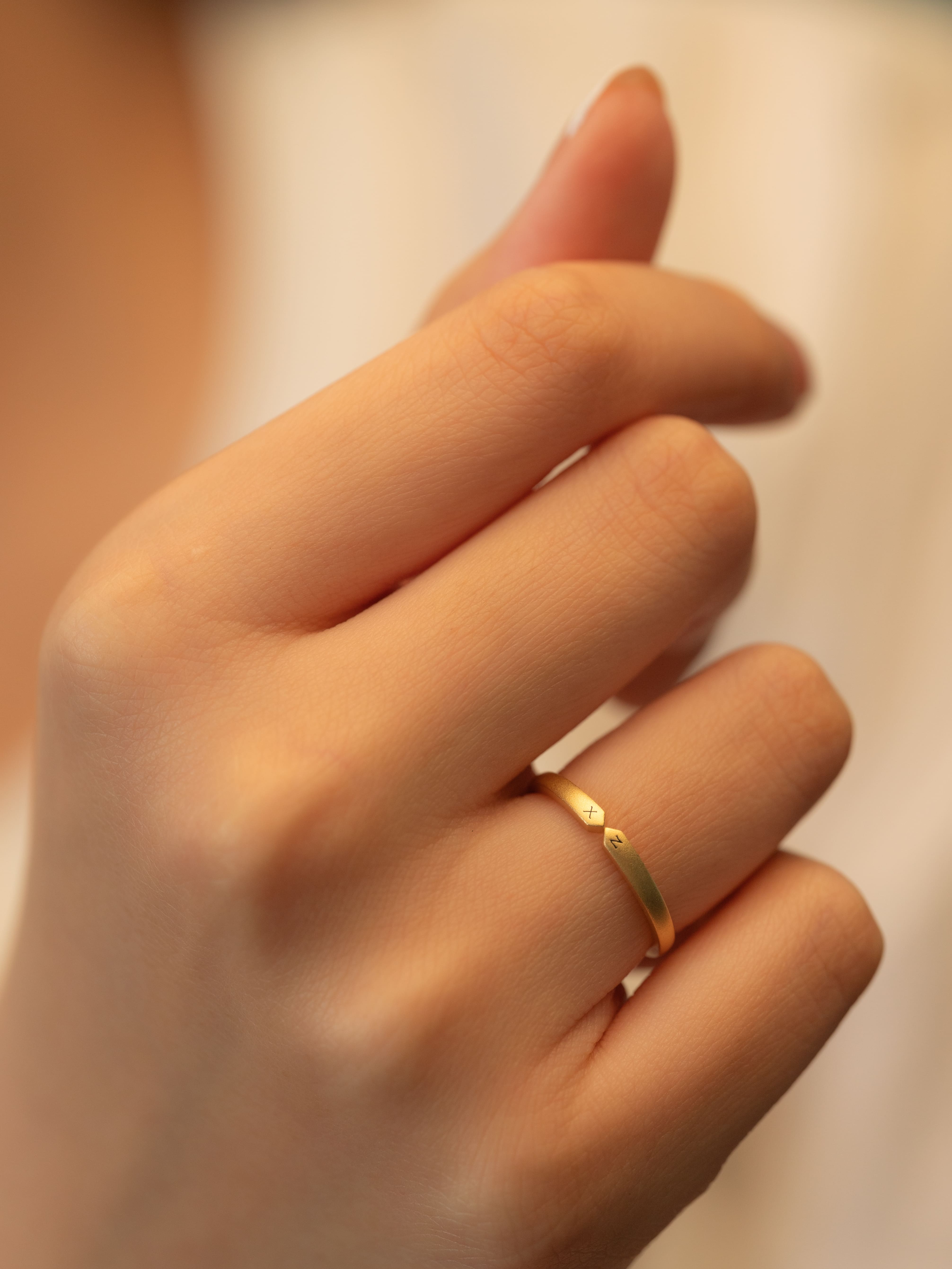 La Unión de Dos Apellidos Anillo de Bodas en Oro de 18K Anillo Completamente Personalizado